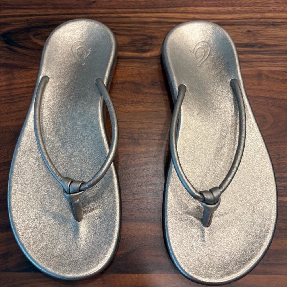 Gold Women's Sandals flip flops Size 8
